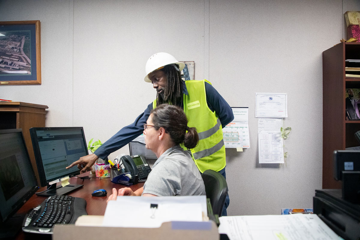 pic-asset-tracking-software-training Hoover CS Training Employee on Asset Tracking Software